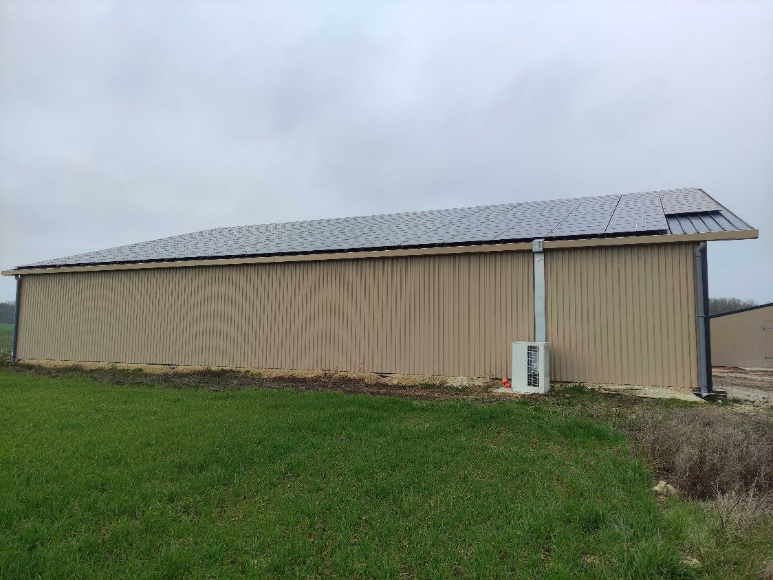 hangar agricole avec centrale solaire et local technique vu de dos