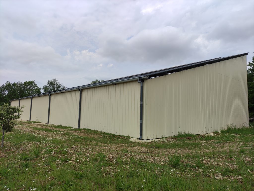 hangar agricole vu de trois quarts dos