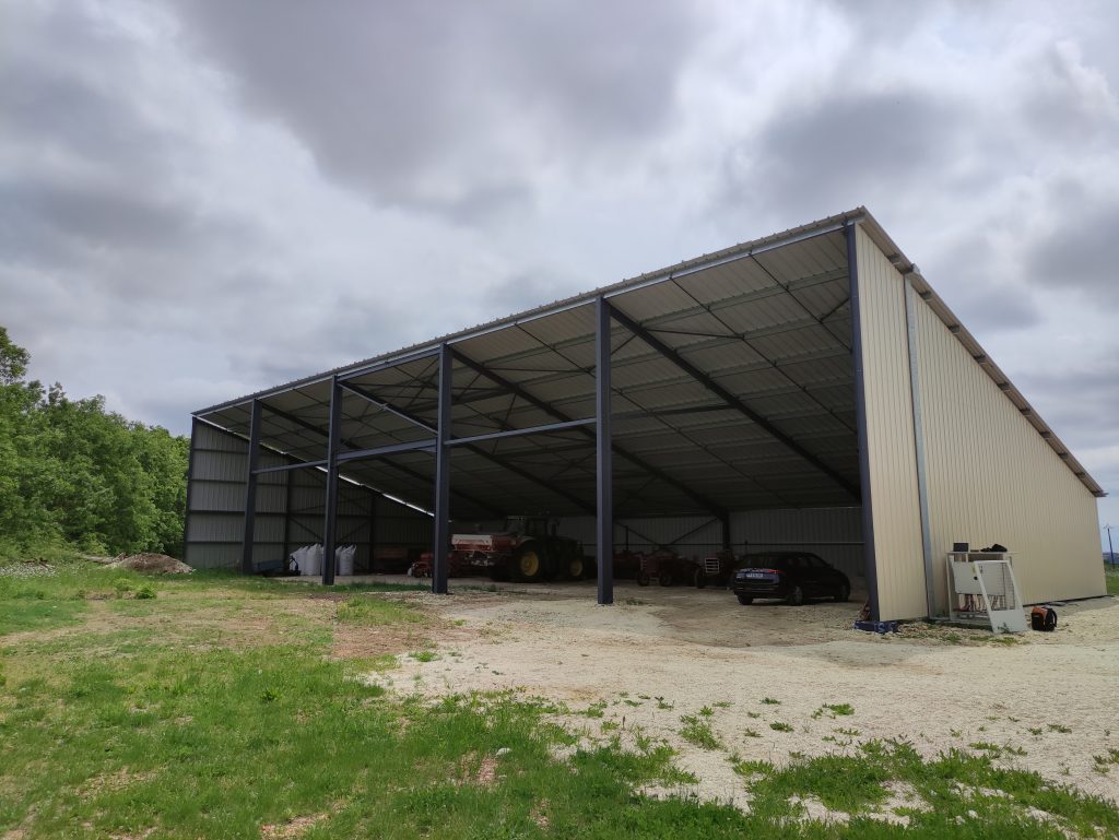 hangar agricole vu de trois quarts face