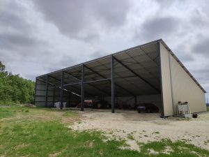 hangar agricole vu de trois quarts face