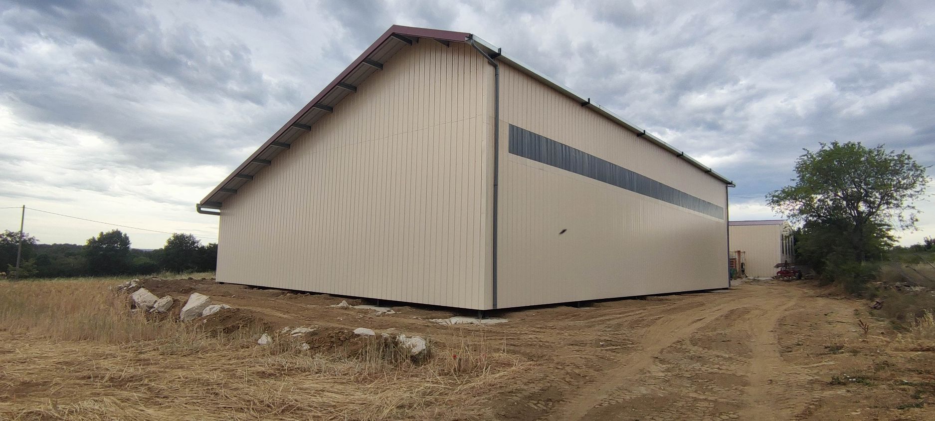 hangar agricole vu de trois quarts dos