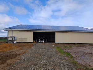 hangar agricole vu de face avec centrale solaire en toiture