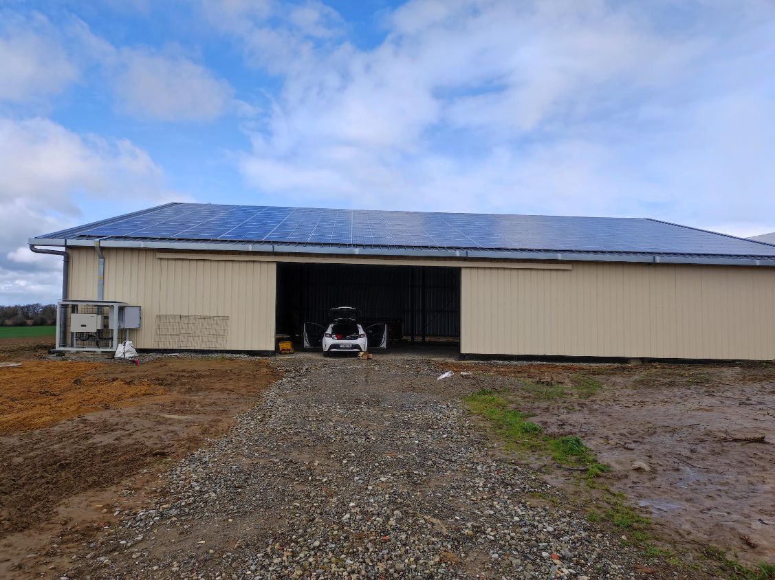 hangar agricole vu de face avec centrale solaire en toiture