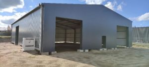 hangar agricole bipente symétrique vu de trois quarts