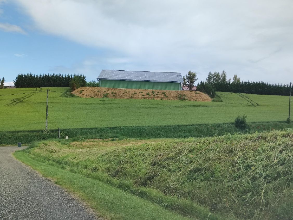 hangar agricole vu de dos