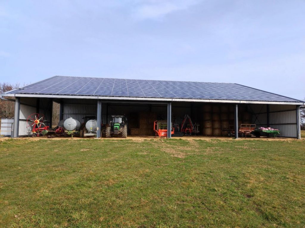 hangar agricole à usage de stockage vu de face