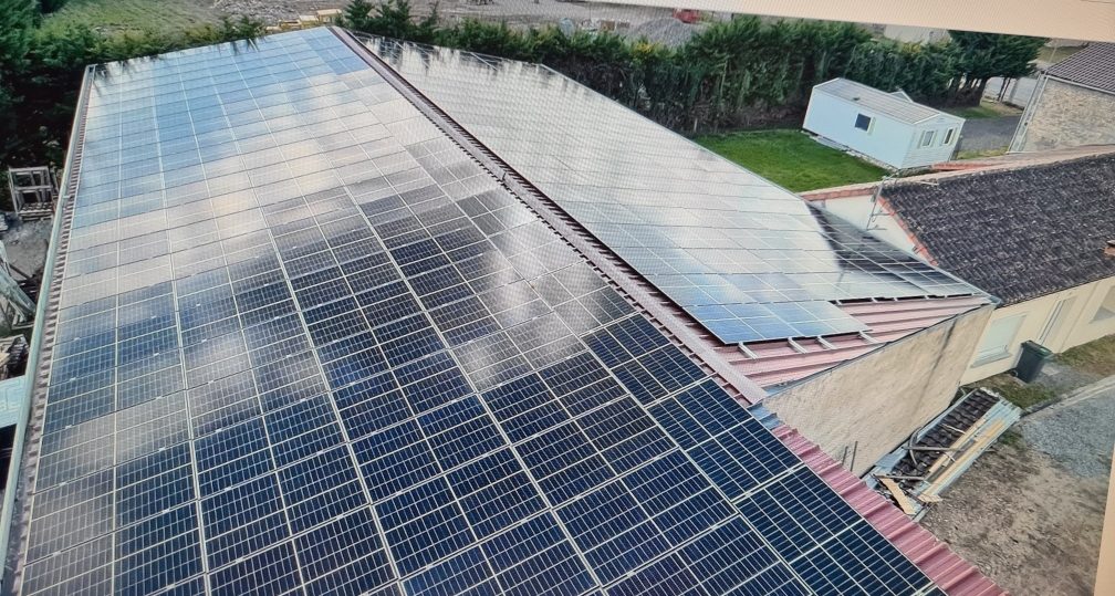 centrale solaire en surimposition sur toiture rénovée