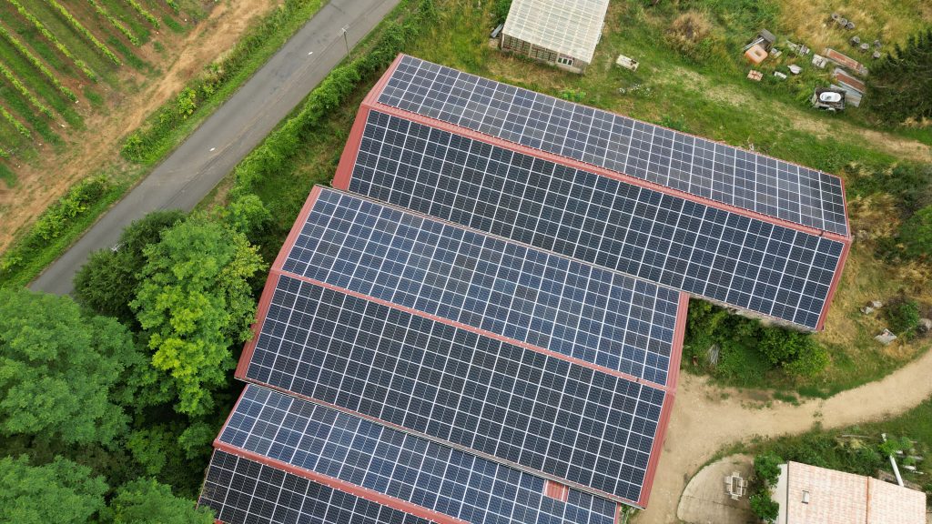 centrale solaire sur grande toiture rénovée vue du ciel