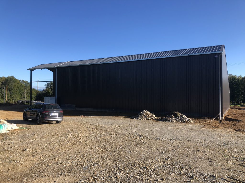 hangar agricole à usage de stockage vu de dos
