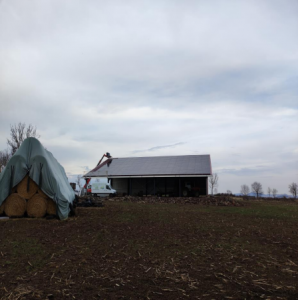 hangar agricole vu de face avec centrale solaire en toiture