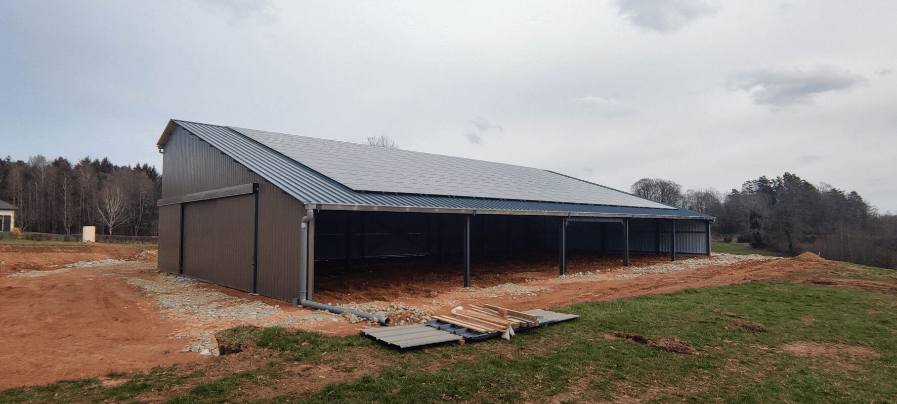 hangar agricole vu de trois quarts