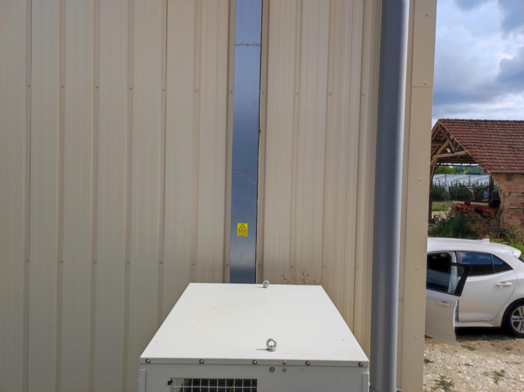 détail local technique et conduite de câbles