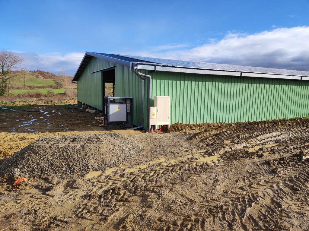 hangar agricole avec panneaux solaires sur la toiture