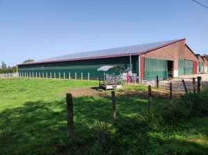 bâtiment après rénovation de toiture et installation de panneaux solaires
