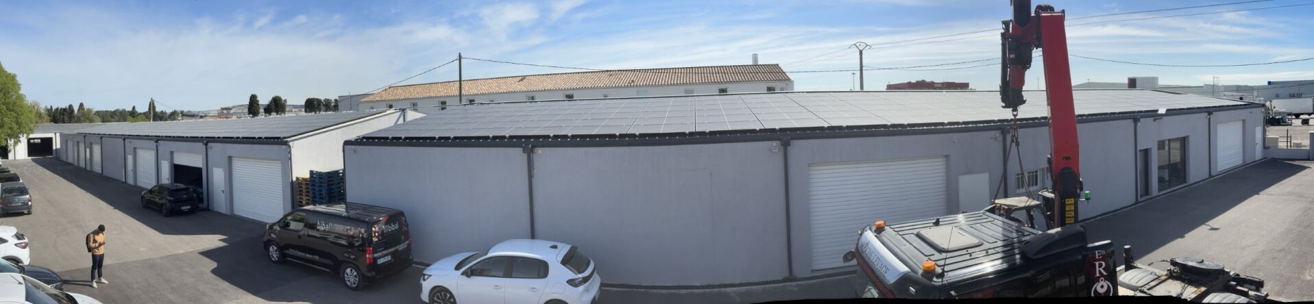 bâtiment avec panneaux solaires sur la toiture