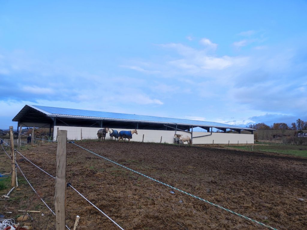 manège équestre avec toiture solaire vu de profil