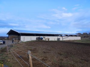 manège équestre avec toiture solaire