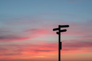 panneau directionnel symbolisant le choix des sous-traitants