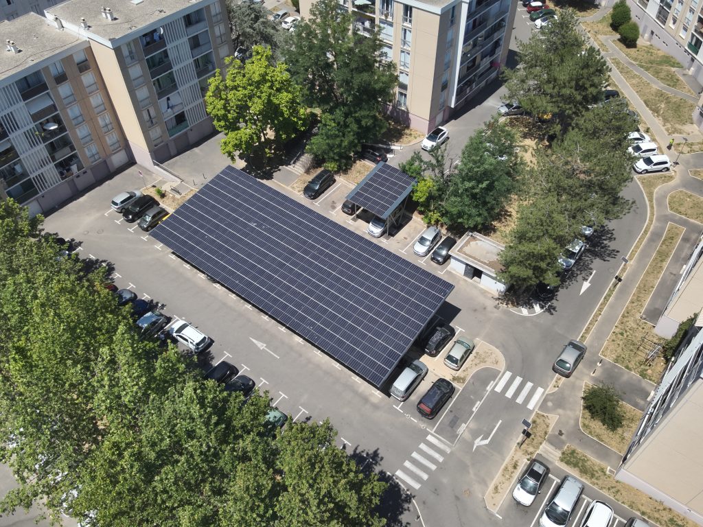 ombrière de parking photovoltaique au milieu de résidences