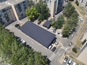 ombrière de parking photovoltaique au milieu de résidences