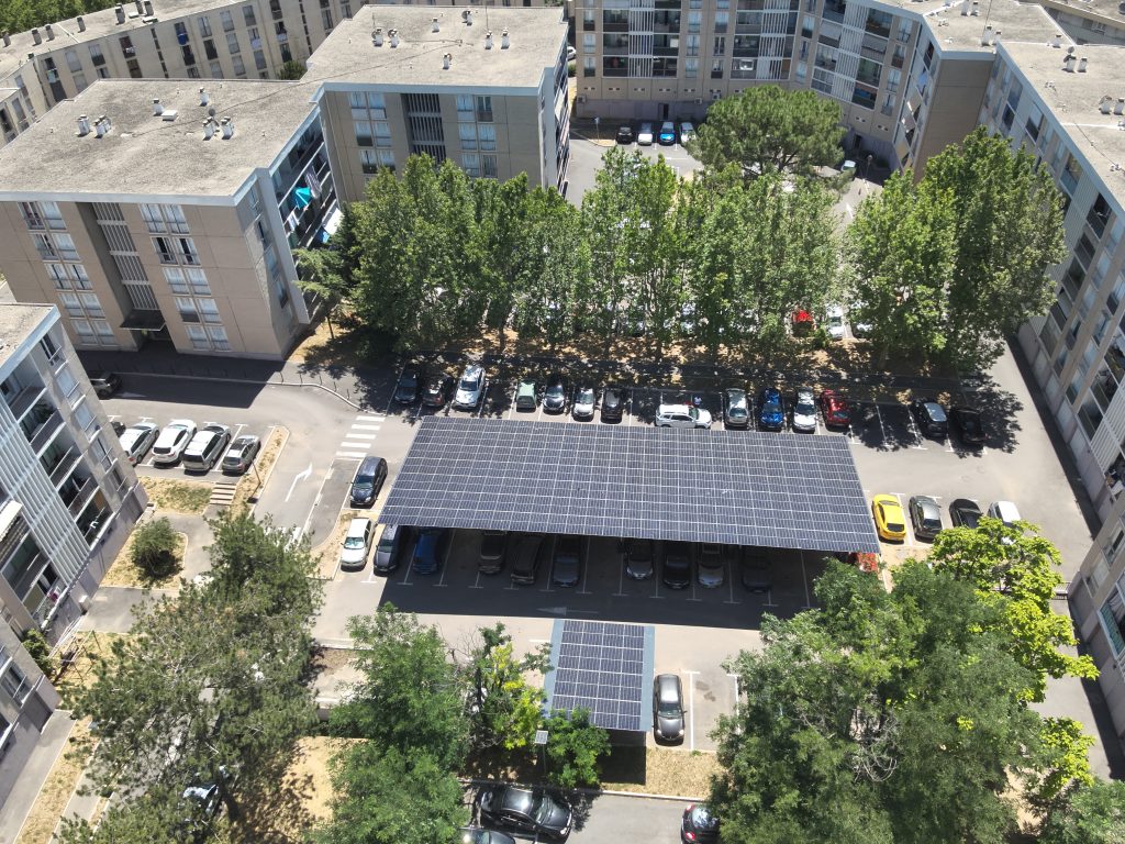 ombrière de parking photovoltaique au milieu de résidences