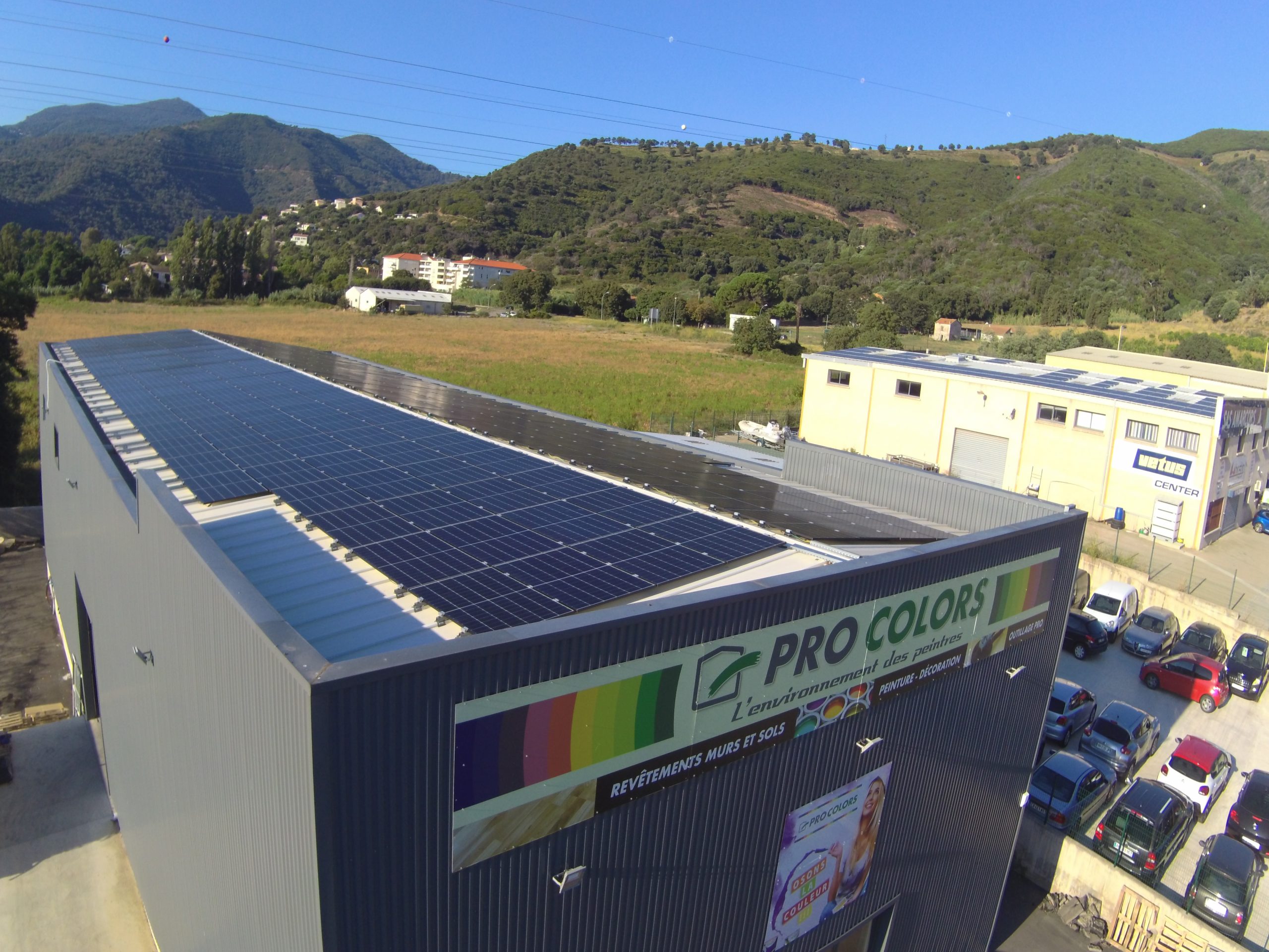 vu d'ensemble d'une centrale photovoltaïque sur la toiture plate d'un bâtiment industriel