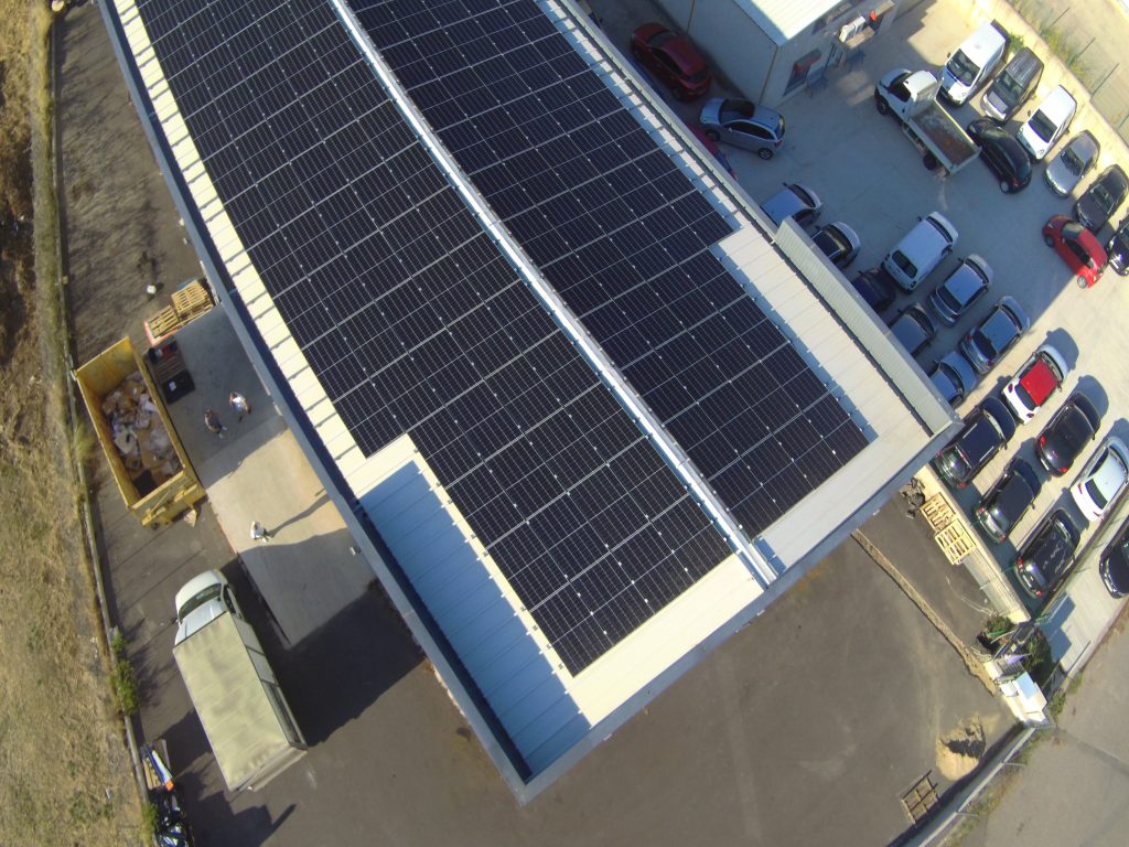 vue de haut d'une centrale solaire sur un toit