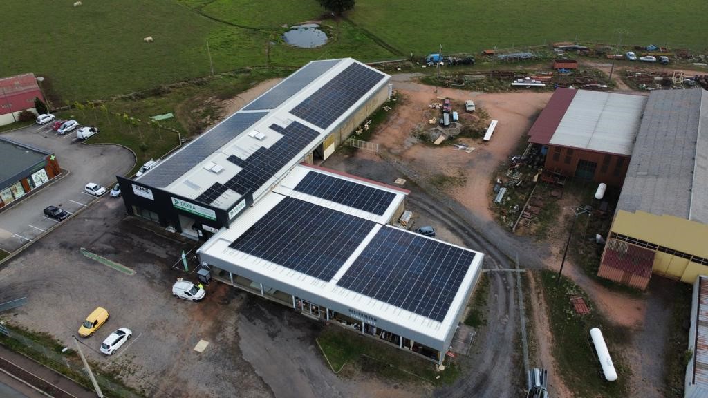centrale solaire sur la toiture pv-ready d'un bâtiment industriel