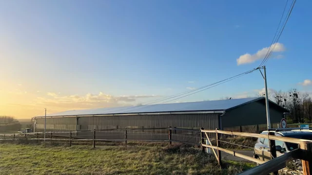 vue d'ensemble d'un manège équestre photovoltaïque