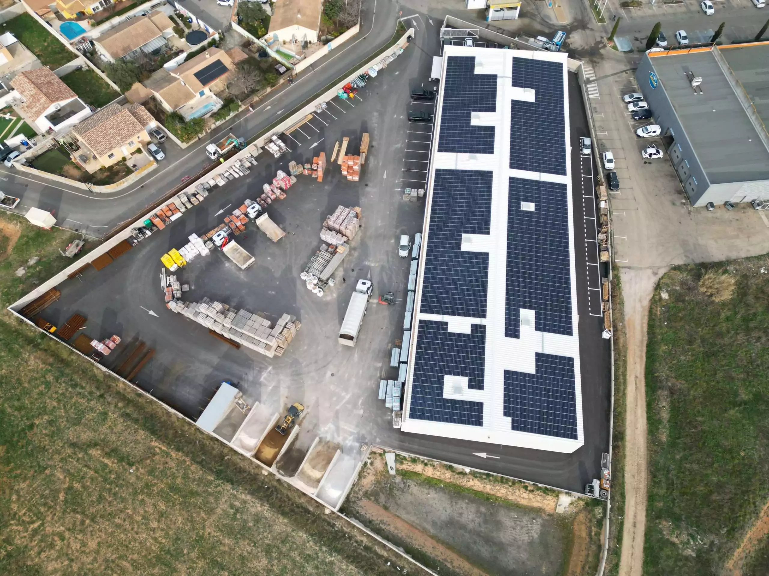 centrale solaire installée sur la toiture d'un bâtiment tertiaire