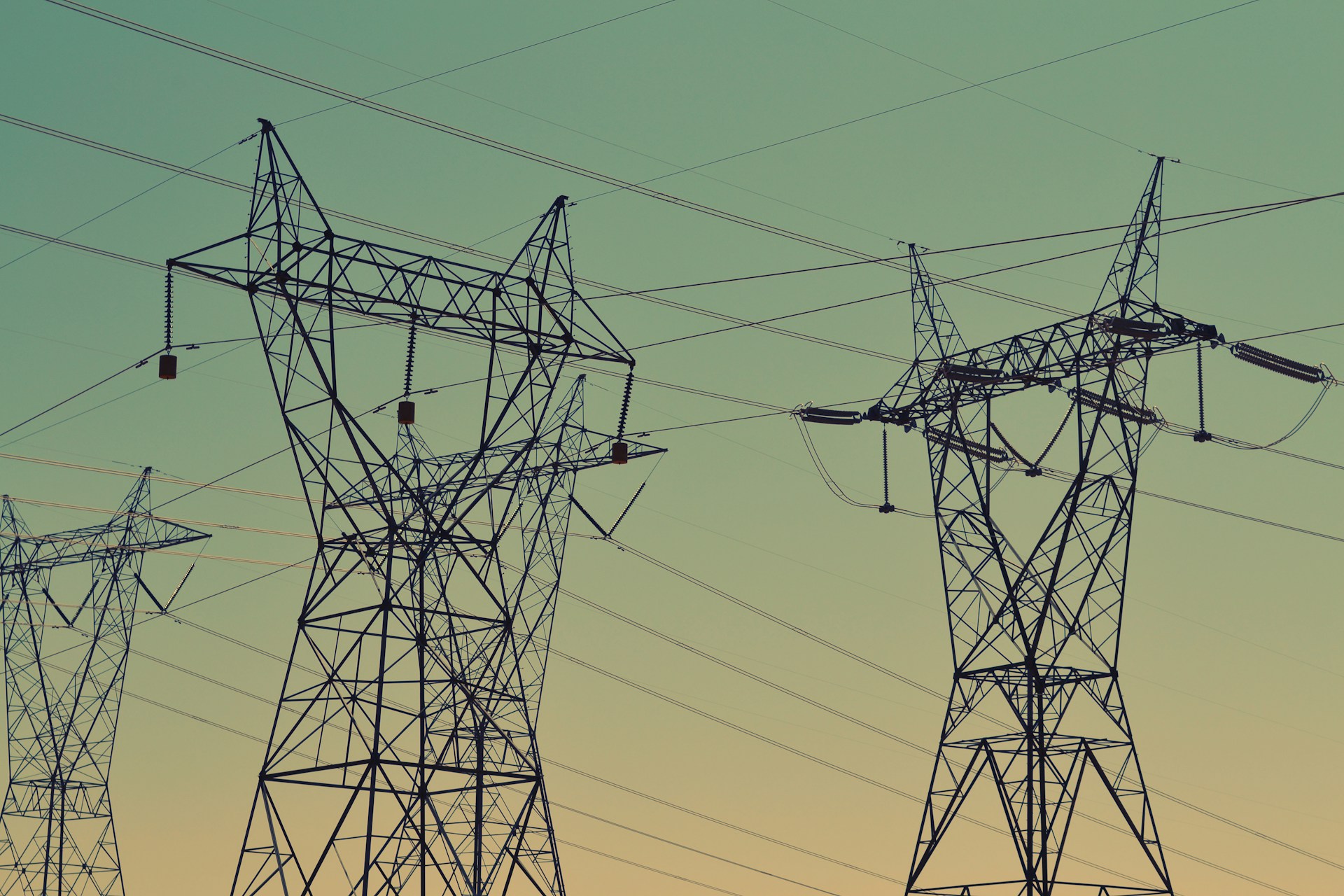 pylônes du réseau électrique haute tension