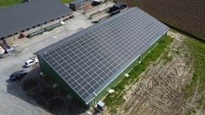 hangar agricole monopente avec panneaux solaires sur le toit