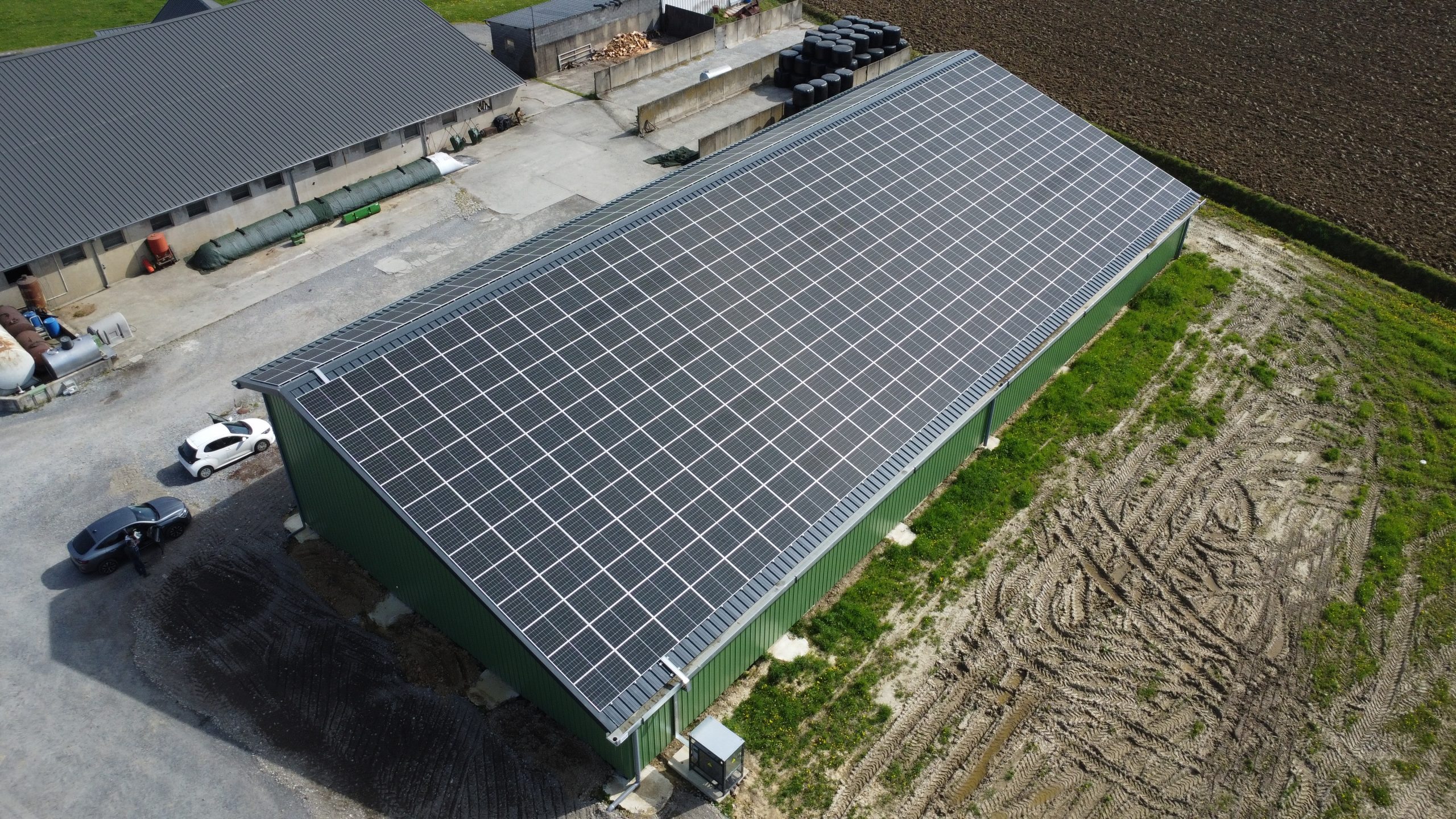 hangar agricole monopente avec panneaux solaires sur le toit