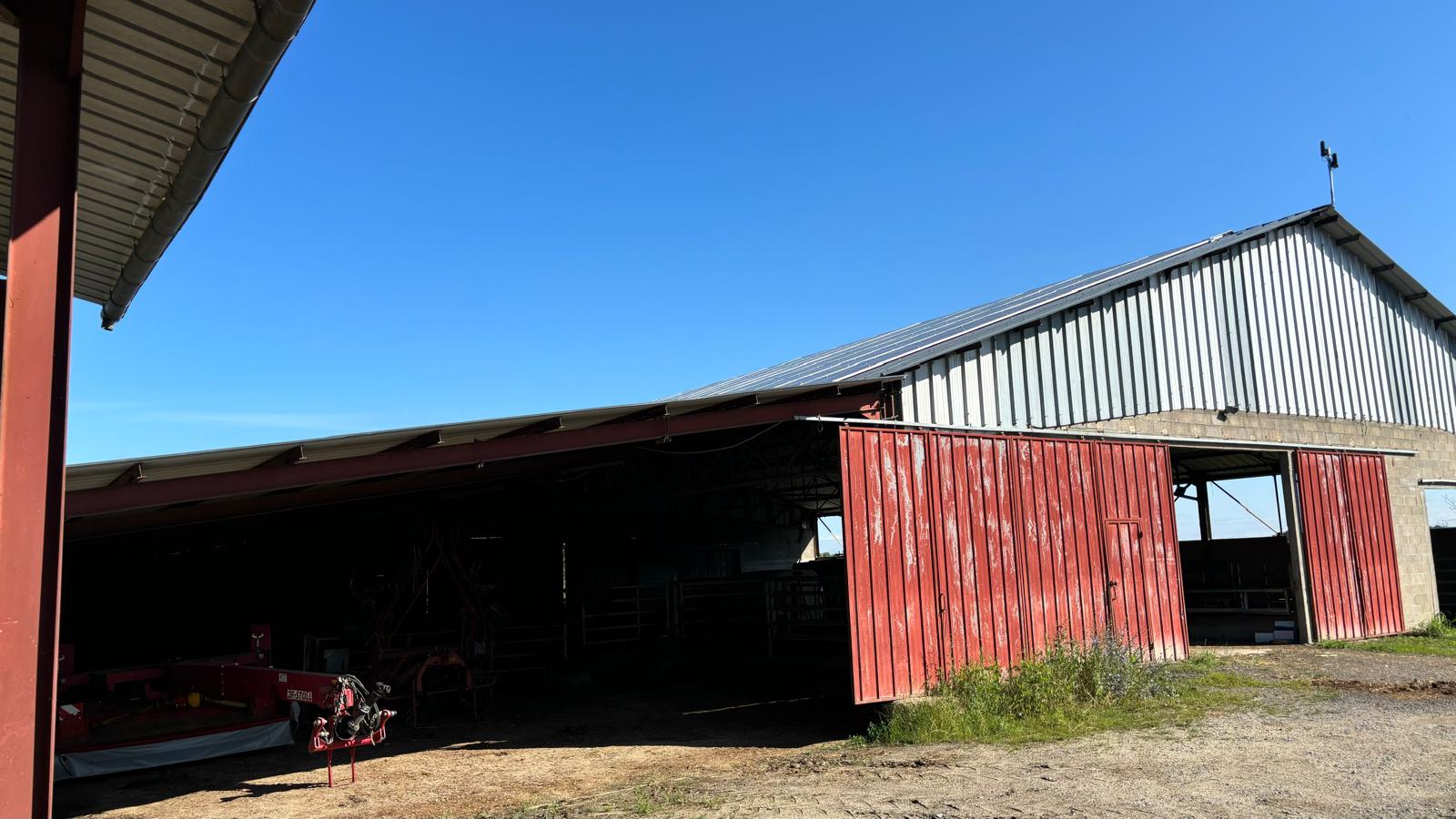 hangar agricole et panneaux solaires