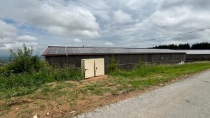 panneaux solaires sur le toit d'un bâtiment agricole