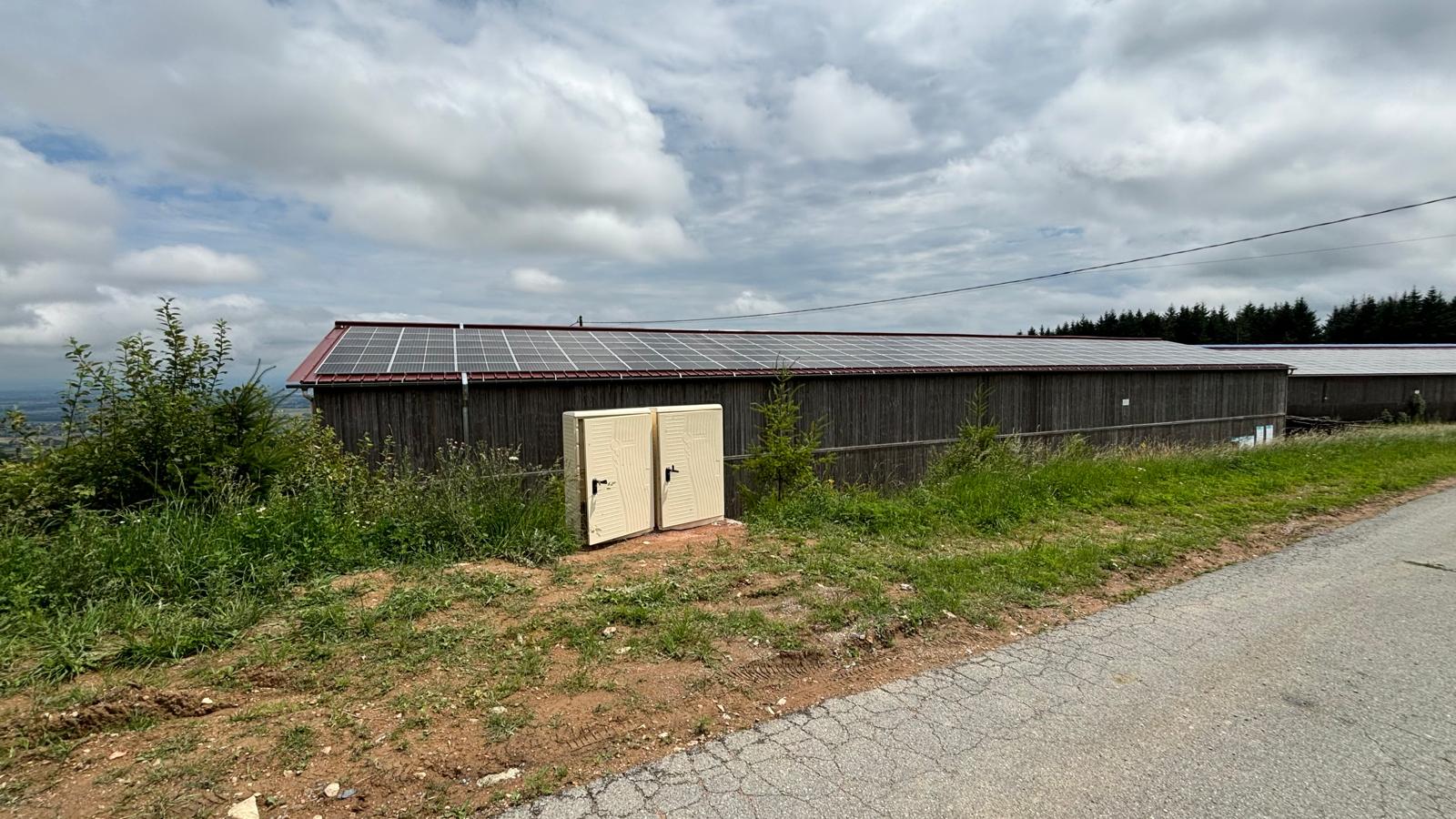 panneaux solaires sur le toit d'un bâtiment agricole