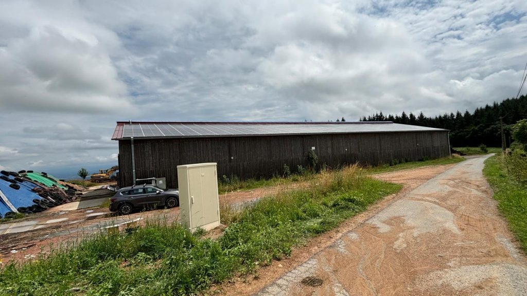rénovation de la toiture d'un bâtiment agricole par Girasole Energies