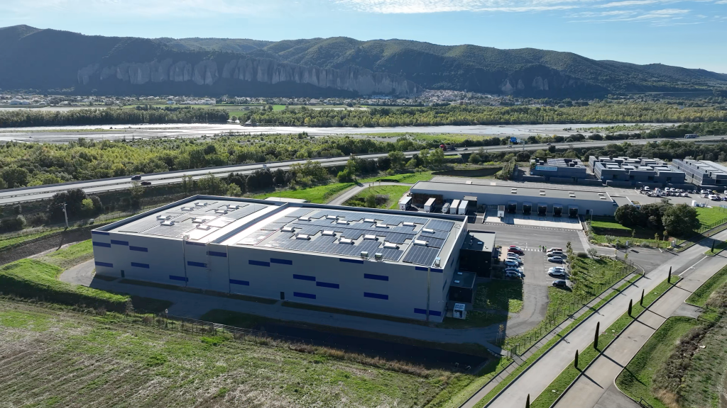Panneaux photovoltaïques installés sur le toit d’un bâtiment industriel dans le cadre d’un projet de location de toiture solaire avec Girasole Energies