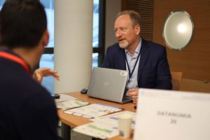 Alexandre Popovitch de Girasole Energies échange avec un visiteur lors du Salon Energy Class Factory à Paris.