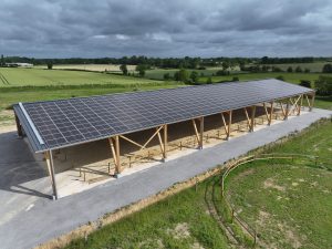 Manège équestre couvert de panneaux solaires en Vendée, réalisé par Girasole Energies