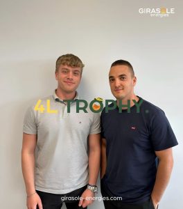 Portrait des deux étudiants participants au 4L Trophy soutenus par Girasole Energies, posant devant un mur avec le logo Girasole et le texte 4L Trophy.
