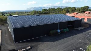 Hangar agricole équipé de panneaux solaires à Trets, illustration d’un partenariat photovoltaique entre Girasole Energies et DMEGC Solar.