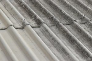 Toit en amiante en fibrociment ondulé : quelles solutions pour rénover et sécuriser ce type de couverture ancienne ?