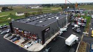 Vue aérienne de l’ entrepôt logistique CARIDRO équipé de panneaux photovoltaique en toiture pour autoconsommation solaire