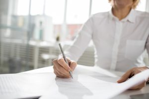 Signature d’un contrat Power Purchase Agreement (PPA) solaire entre une entreprise et un producteur d’électricité photovoltaïque